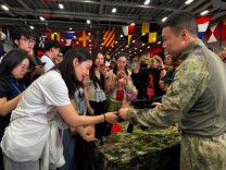 登舰参观，霍震霆、霍启刚、郭晶晶都来了！