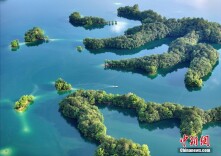 航拍黄山太平湖：碧绿湖水勾勒山水画卷