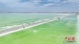 青海海西州：察尔汗盐湖碧绿宛如翡翠