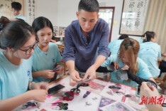 湖南工程学院外国语学院文脉传承团走进升平轩纸影戏剧团