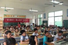 筑牢防溺水安全防线​  南华学子进村小开展暑期安全教育