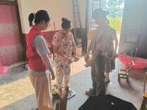 南华学子为村民进行健康评估