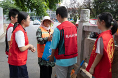 湘乡市民政局携手学生志愿者开展“夏日送清凉”行动 为环卫工与遇困人员送关怀