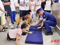 跟着消防员学叠被子！望城消防组织青少年开展“小小整理家”活动