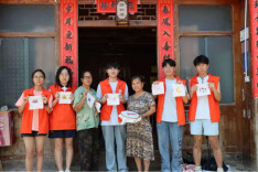 长理学子与非遗代表性传承人共护苗族插绣