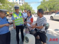 君山区钱粮湖镇：“一盔一带”守平安 营商环境促发展