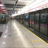 岳麓山评论｜地铁站里席地纳凉，照出城市的“松弛”与善意