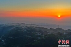 三峡百里荒：云雾轻漫风电美