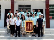 南华师生志愿者开展美“画”乡村墙 获赠锦旗