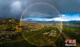 西藏日喀则暴雨过后现圆形彩虹