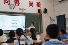 南华学子“三下乡”：双语课堂+创意彩绘 点亮多彩假期