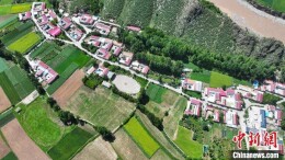 航拍祁连山南麓“高原桃花源”