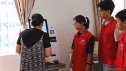 解锁暑期新身份 鹤城区少年化身图书管理员玩转书香世界