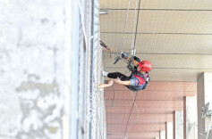 烈日下的“蜘蛛侠”  受持续高温天气影响，空调需求量大增，安装师傅迎来最忙时段