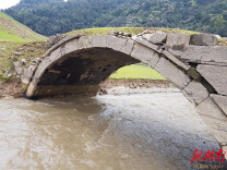 洞阳山下石拱桥