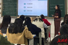 张颖：三尺讲台守初心 多重角色践使命