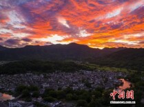 朝霞染宏村 盛夏徽韵入画来