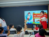 南华学子进社区开展防溺水安全教育