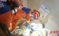 男子厕所捡肥皂致手臂“无法自拔”，望城消防紧急救援