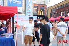 “AI智聘”点亮岳阳楼区招聘夜市