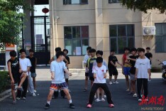 传承红色基因 以体育人强体魄——湖南第一师范学院三下乡团队开展毛氏六段操教学实践