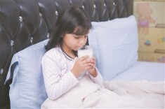 “晚安牛奶”是助眠新宠还是营销噱头？