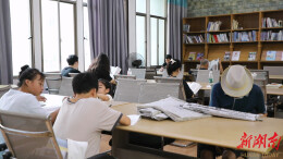 书香沁盛夏 阅读伴成长 鹤城区图书馆成为市民暑期“充电”热选