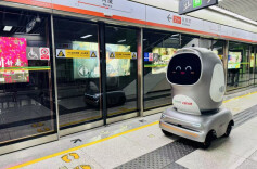 深圳机器人自己“搭地铁”送货 引全球网友围观