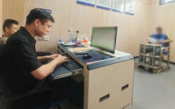 深夜，一群民警在派出所“晒”钱……