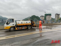 洪江区公路：清洗伸缩缝，让桥梁“深呼吸”