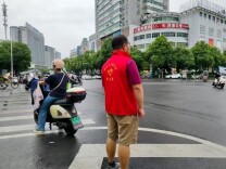 鹤城区迎丰街道：“红袖章”与“蓝制服”共绘文明新图景
