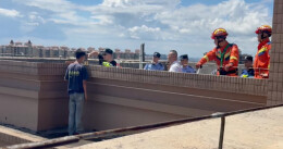 32层楼顶，民警用“一顿饭”将他拉回……