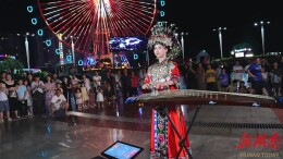 旅法古筝博主“碰碰彭碰彭”五溪广场公益演奏 传播国乐之美