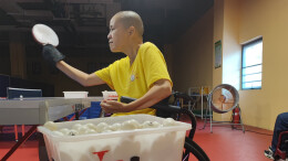 高位截瘫，她用绑在手上的球拍拼出全国季军