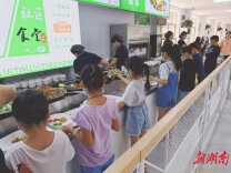 岳阳楼区：精细服务托起“一老一小”稳稳幸福