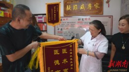 政协委员王海红：开展中医公益服务  铺陈网红集市“暖心风景”