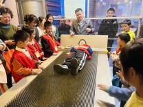 探秘科技馆｜“钉床奇迹”：压强魔法大揭秘