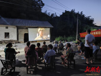 临湘：入户放映专场电影致敬抗美援朝老兵