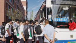 奉贤区海湾镇：人大搭桥“铺路子”定制公交护学子