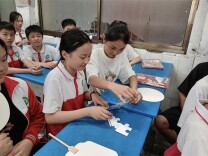 南华学子创新心理课堂润童心