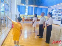 麻阳苗族自治县人民政府副县长滕召和深入第二锦江小学调研教育工作