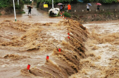 包村干部连夜闯险路传送受灾消息：无论千难万险，一定把“信”送出去