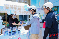 立秋送清凉，霸王茶姬用一杯茶关怀高温工作者