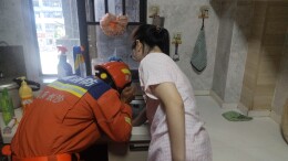 女子手指被卡洗碗槽内，望城消防迅速救援