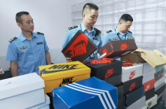 “耐克”变“耐客”？宁乡查获一批假名牌服装鞋子