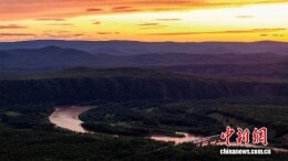 晨观内蒙古大兴安岭云巅日出 云海层次分明气势磅礴