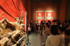 观众是少年，讲解员也是少年