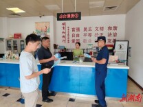 夏季纳凉“平安礼”，望城区万把消防主题团扇送居民