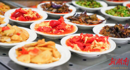 能省1.5个大厨工资！社保新规下，炒菜机器人成餐饮用工最优解？