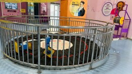 探秘科技馆｜方轮车：揭秘倒悬链线的数学之美与工程奇迹